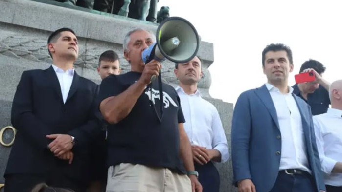 Бащата на Кирил Петков защитава Мустафа Емин