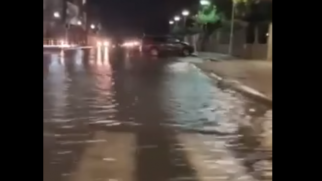 Улици и помещения бяха наводнени късно снощи след като валежите