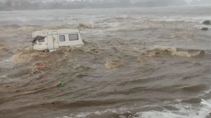 Двама мъже са загинали при потопа в Царево. Издирват се майка и дъщеря