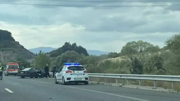 Автомобил самокастрофира на АМ Струма“ в посока Благоевград. Колата се