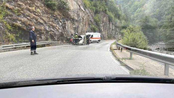 Трима души са пострадали при катастрофа, станала преди около час