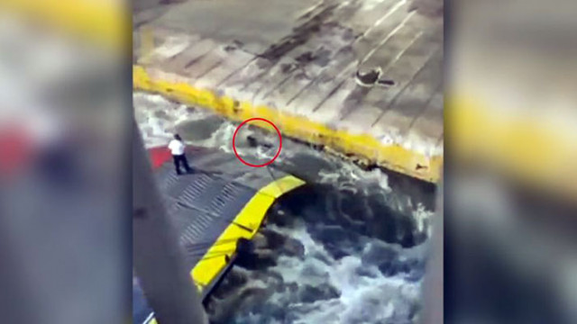 Членове на екипажа на кораб в Гърция избутаха в морето