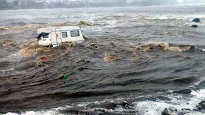 Граничен кораб обхожда залива край Царево, съдийката и дъщеря й все още не са открити