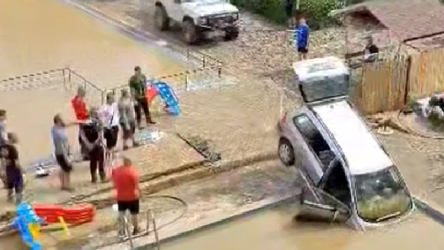 Потопът в Царево: Във "Василико" има вода и ток, магазините работят, купихме си банички