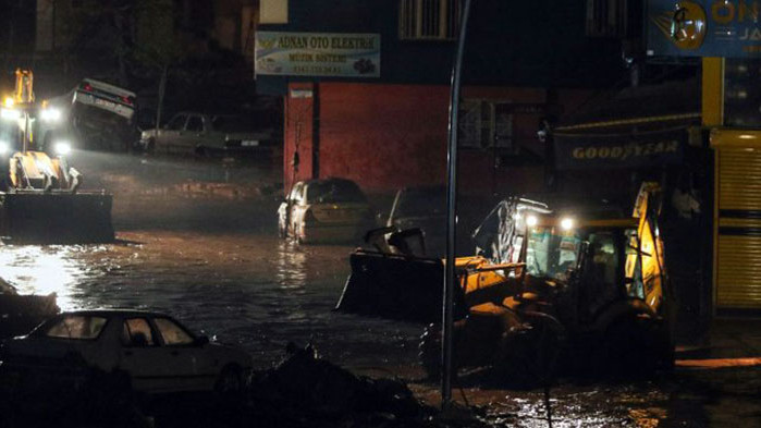 Най-малко петима души са загинали след проливните дъждове, предизвикали наводнения