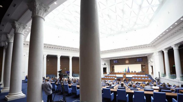 Депутат от ИТН брои петолъчки в пленарната зала на НС