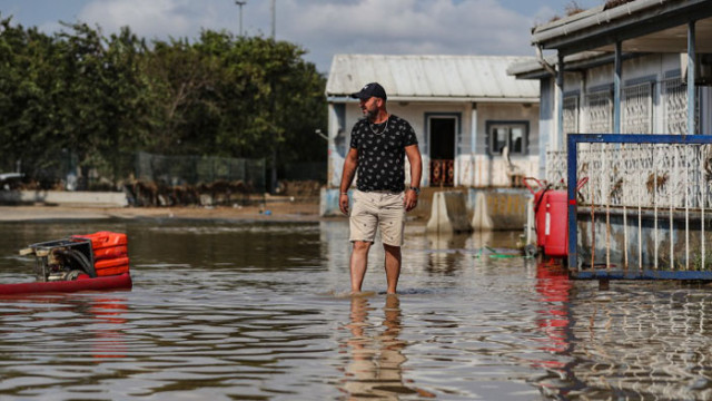 Най малко седем души са загинали след като проливните дъждове предизвикаха внезапни