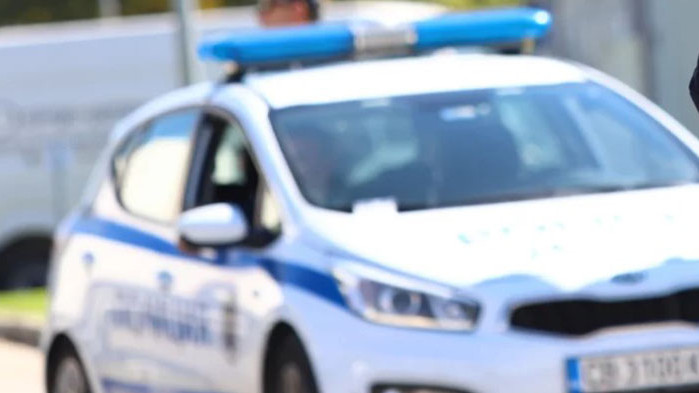 Арестуваха полицаи, опрели пистолет в главата на мигрант, за да го оберат