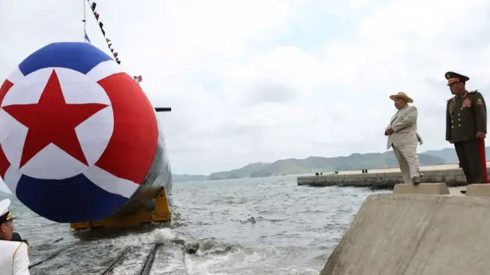Северна Корея спусна на вода първата си ядрена подводница (СНИМКИ)