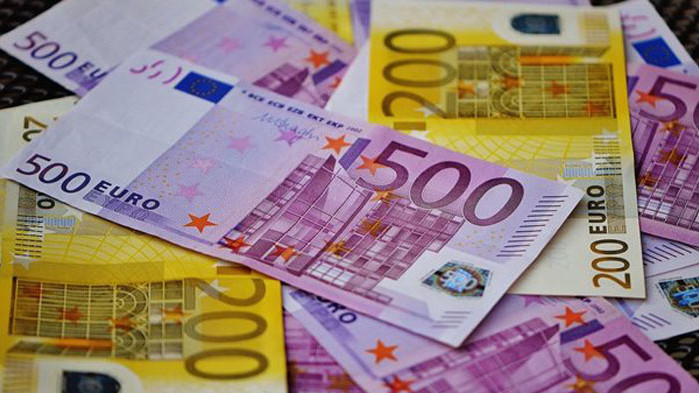 Курсът на еврото днес доближава прага от 1,07 долара, съобщиха