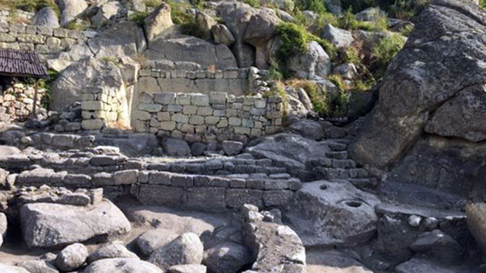 Езически храмове и мавзолеи обграждали пътя до Перперикон в началото новата ера