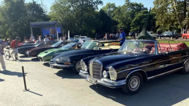 Изложение на ретро автомобили събра във Варна над 100 леки