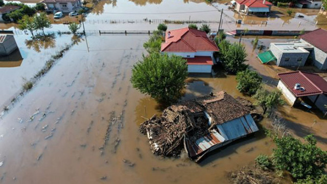 В Гърция издирват изчезнали хора в наводнените села на област