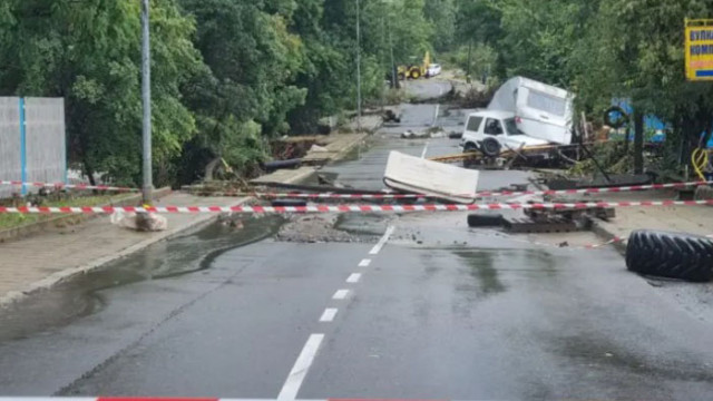 След наводненията в Царево се появиха проблеми с транспорта и