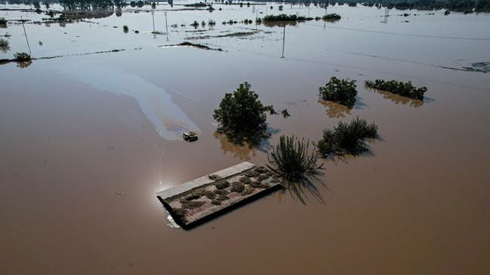 Спасителните екипи в Гърция влязоха в най-тежко засегнатите от наводненията