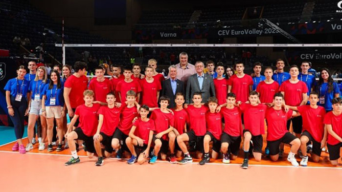 Президентът на европейския волейбол поздрави доброволците и подавачите на топки във Варна