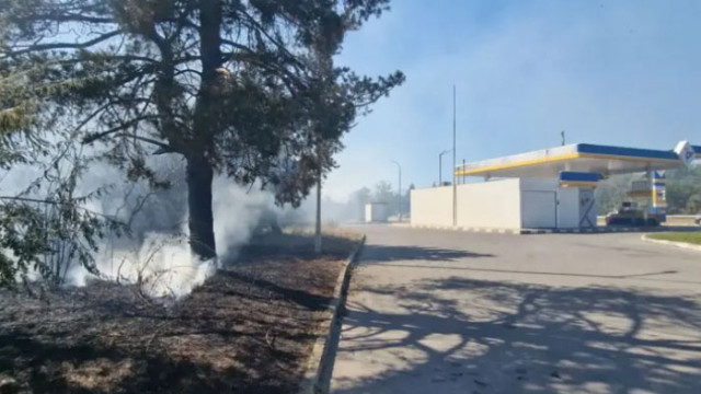 Пожар избухна на метри от бензиностанция в Казанлък Движението в