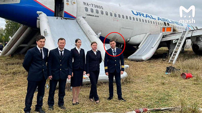 В Русия самолет кацна аварийно в поле, няма пострадали сред пътниците и екипажа