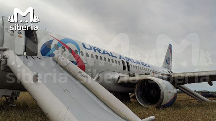 В Русия самолет кацна аварийно в поле, няма пострадали сред пътниците и екипажа