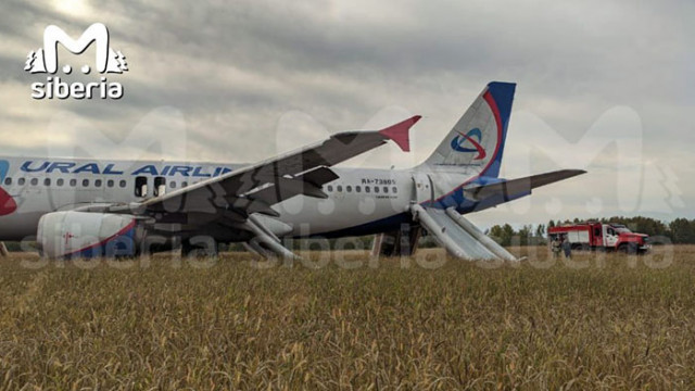 Самолет на Уралски авиолинии кацна аварийно в поле край село