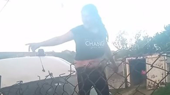 Жена игра кючек, качена върху линейка. Социалните мрежи: Срамота (Видео)