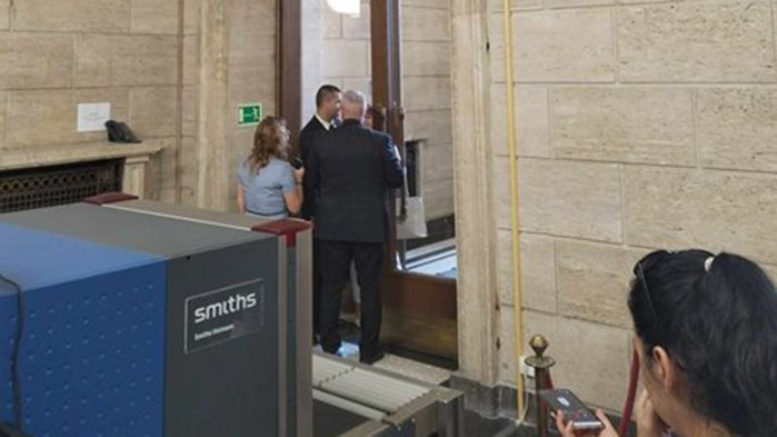 Скандал и дори сблъсък с гардовете на НСО спретна лидерката