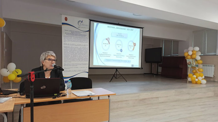 Пред близо 70 директора на училища от област Добрич, инж.