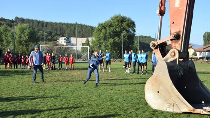 Започна основен ремонт на футболни игрища до Благоевград по програма на FIFA