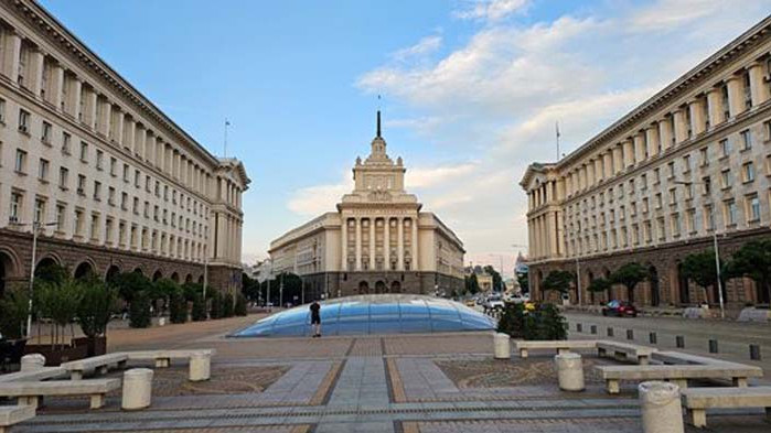 Две седмици след връщането си в парламента за втората парламентарна