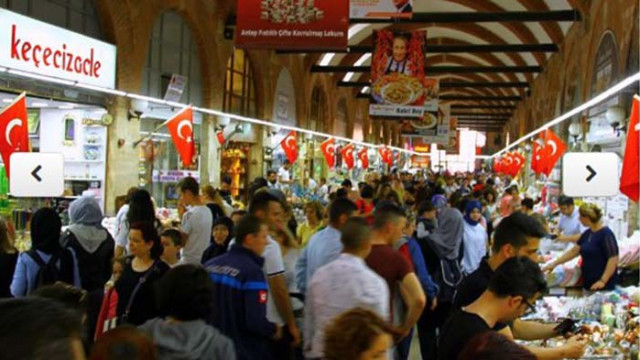 Наплив на български и гръцки туристи на пазар в Одрин