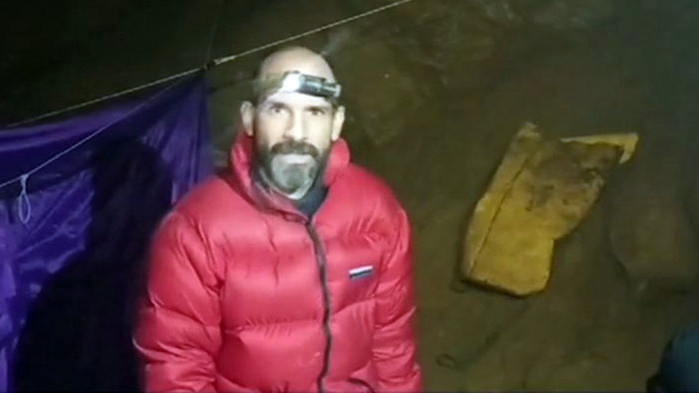 Спасеният от пещерата в Турция американски учен Марк Дики се подобрява