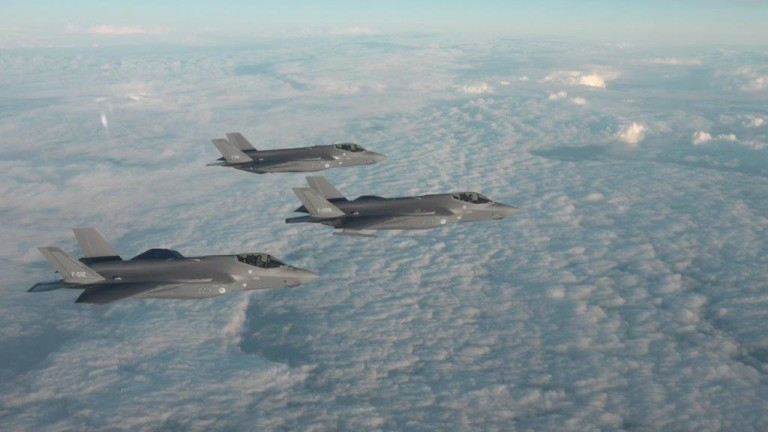 Четири изтребителя F-35 кацнаха в четвъртък във въздушна база в Дания в