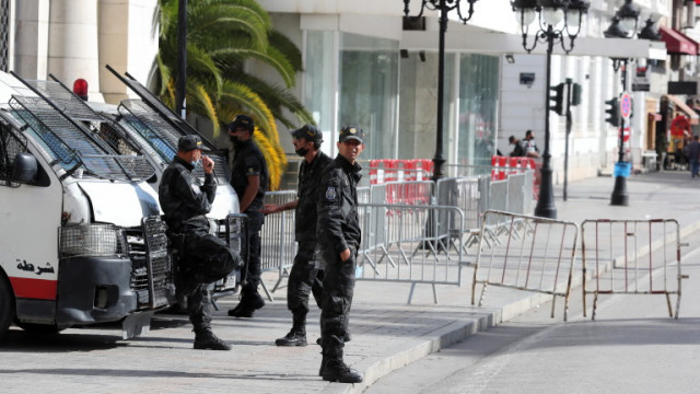 Тунизийската полиция арестува в събота стотици мигранти и конфискува лодки Това