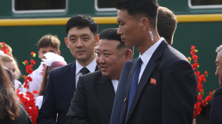 Севернокорейският лидер Ким Чен-ун отпътува с влак от гарата в