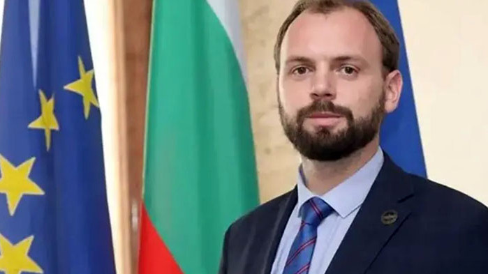 Вече бившият съветник в Министерство на отбраната, Мустафа Емин, продължава