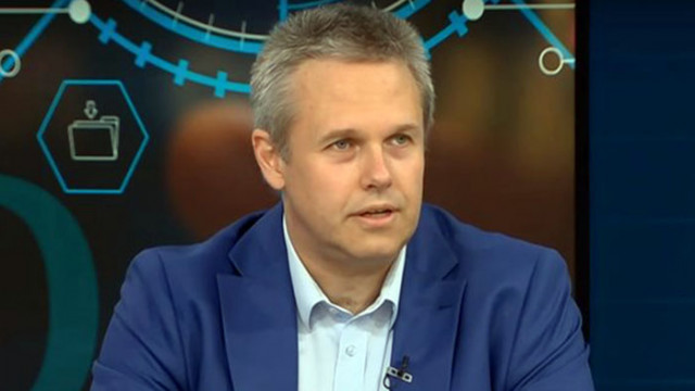 Министър Йоловски: Е-бележката ще може да извинява отсъствия и "2-3 дни преди прегледа"
