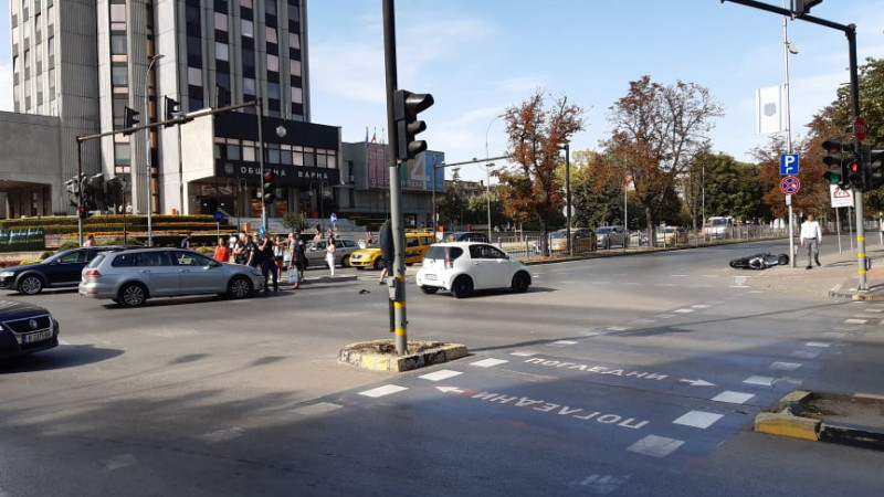 Катастрофа с моторист на кръстовището пред общината във Варна