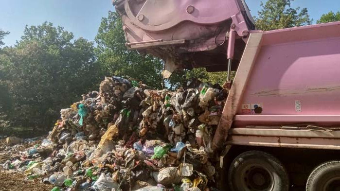Тонове пластмасови отпадъци били изоставени в двора на варненска фирма