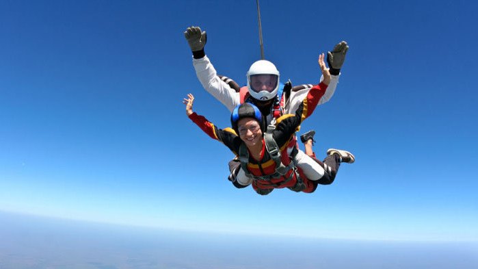 84-годишната жена, която е напът да направи 1000 скока с парашут