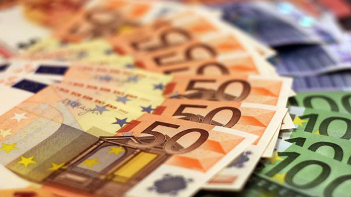 Курсът на еврото остава под прага от 1,07 долара