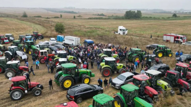 Тракторите и земеделците остават в района на Долни Богров в