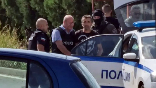 Полицията изкара от пристройка в Стара Загора мъжа който се
