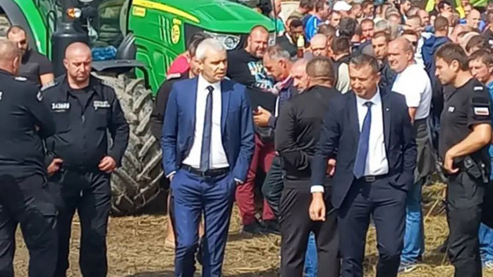 Лидерът на “Възраждане Костадин Костадинов отиде при земеделските производители, които