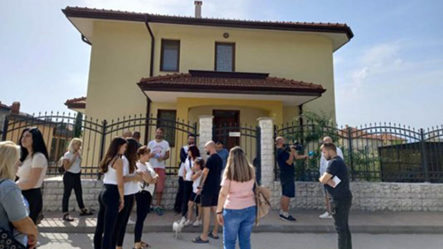 Хора от пловдивския квартал Прослав излязоха на протест заради отровени