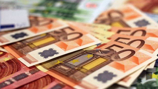 Курсът на еврото остава под 1,06 долара