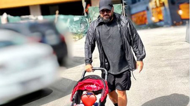 Азис на разходка с бебе вместо на фитнес