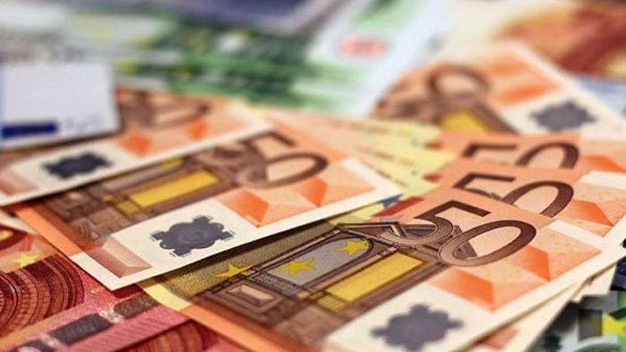 Курсът на еврото днес остава под 1,05 долара след резкия