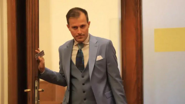 Депутатът от ПП ДБ Искрен Митев пусна излъчване на живо на