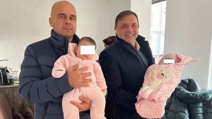 Снимков материал показва изписването на размененото бебе в "Шейново"