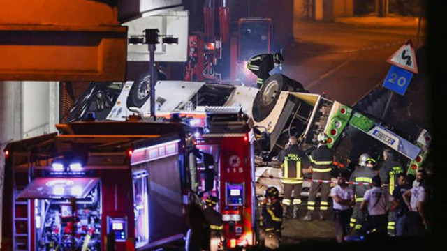 Трагедията във Венеция в снимки - вижте падналия от надлез автобус (Видеo)